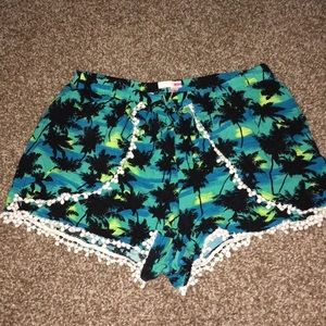 Cute shorts with trim design!